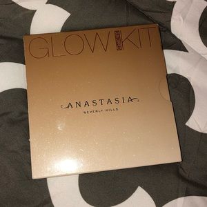 BRAND NEW Anastasia Beverly Hills Glow Kit